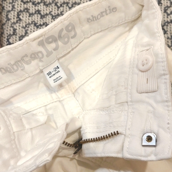 Gap White Jean Shorts with Pastel Floral Embroidery Size 18-24M - Picture 3 of 4